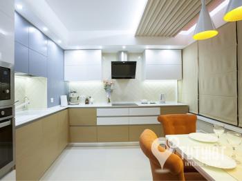 Интерьер кухни с кухней-нишей, световыми линиями, подсветкой светодиодной и с подсветкой в современном стиле