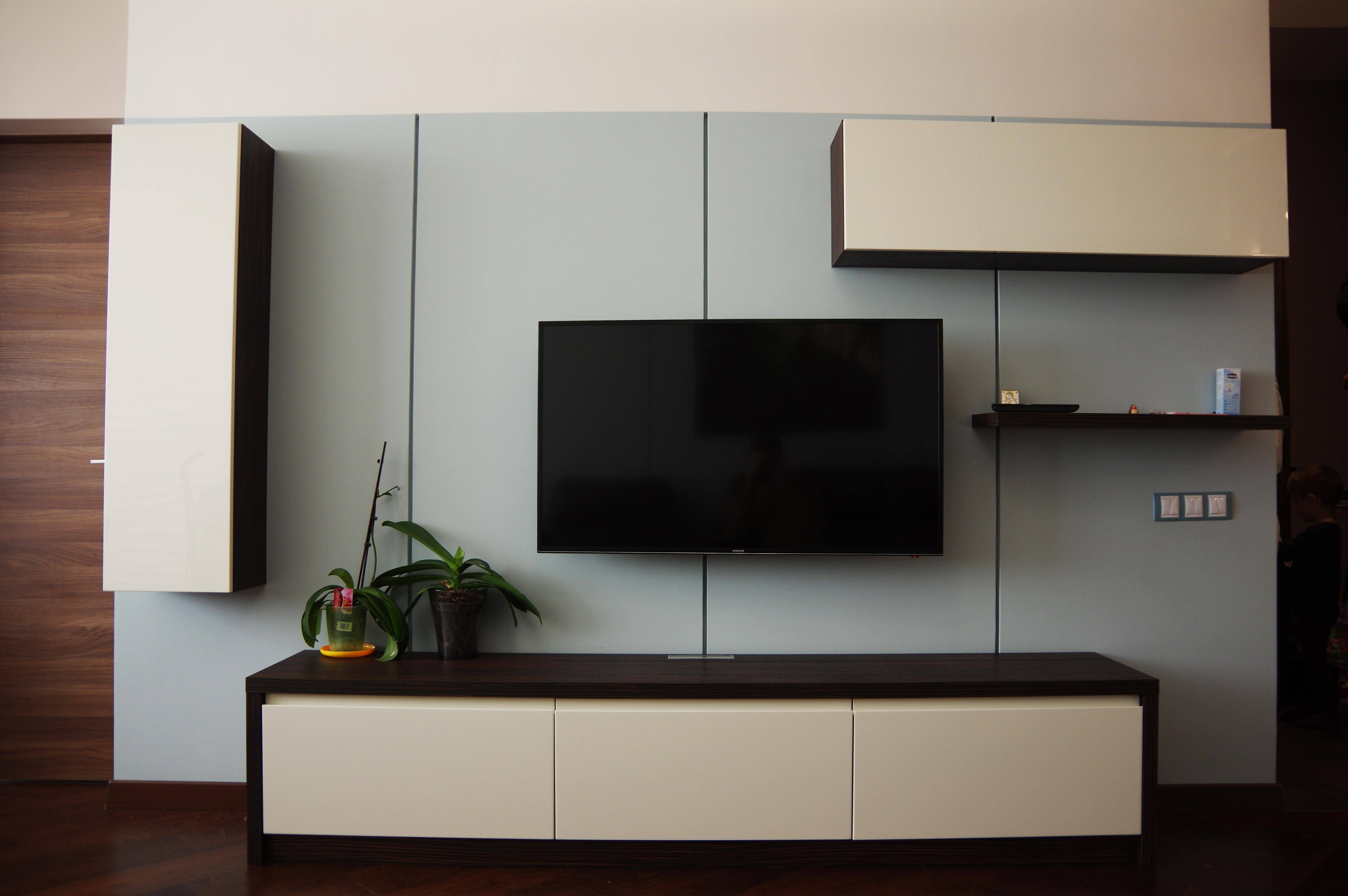 Интерьер гостиной с панно за телевизором, стеной с телевизором, телевизором на стене, нишей для телевизора и керамогранитом на стену с телевизором