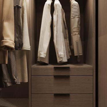 Интерьер с гардеробной, гардеробной зой кроватью и шкафом у кровати  смотреть на Basicdecor