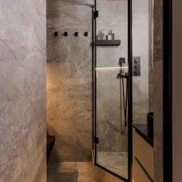 Интерьер ванной с душевой из плитки  смотреть на Basicdecor