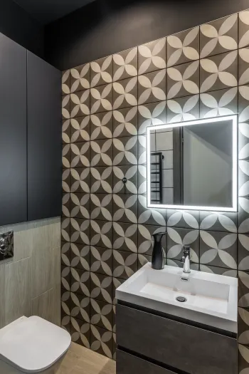 Интерьер ванной с зеркалом на двери  смотреть на Basicdecor