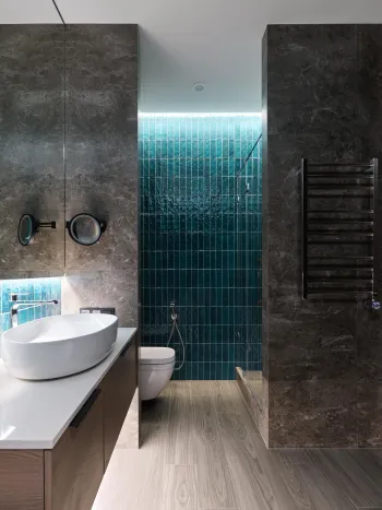 Интерьер ванной с душевой из плитки  смотреть на Basicdecor