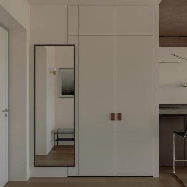 Интерьер прихожей с зеркалом на двери  смотреть на Basicdecor