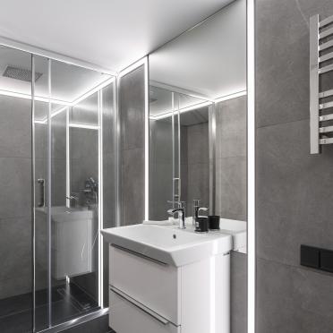 Интерьер ванной с зеркалом на двери  смотреть на Basicdecor