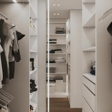 Интерьер гардеробной с гардеробной и зеркалом на двери  смотреть на Basicdecor