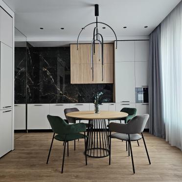 Интерьер кухни cветильниками над столом  смотреть на Basicdecor