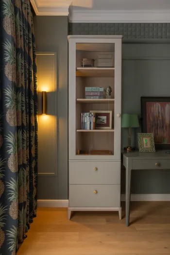 Интерьер кабинета с шкафом у кровати  смотреть на Basicdecor
