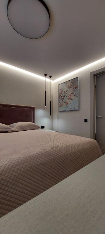 Интерьер спальни с нишей с подсветкой, световыми линиями, рейками с подсветкой, подсветкой настенной, подсветкой светодиодной, светильниками над кроватью и с подсветкой в современном стиле