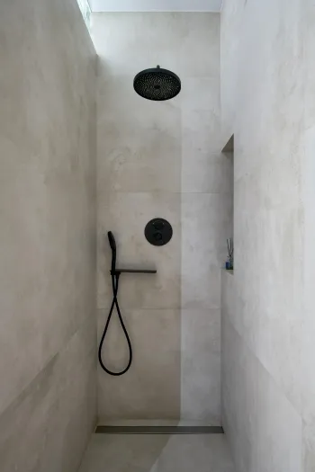 Интерьер ванной с душевой из плитки  смотреть на Basicdecor