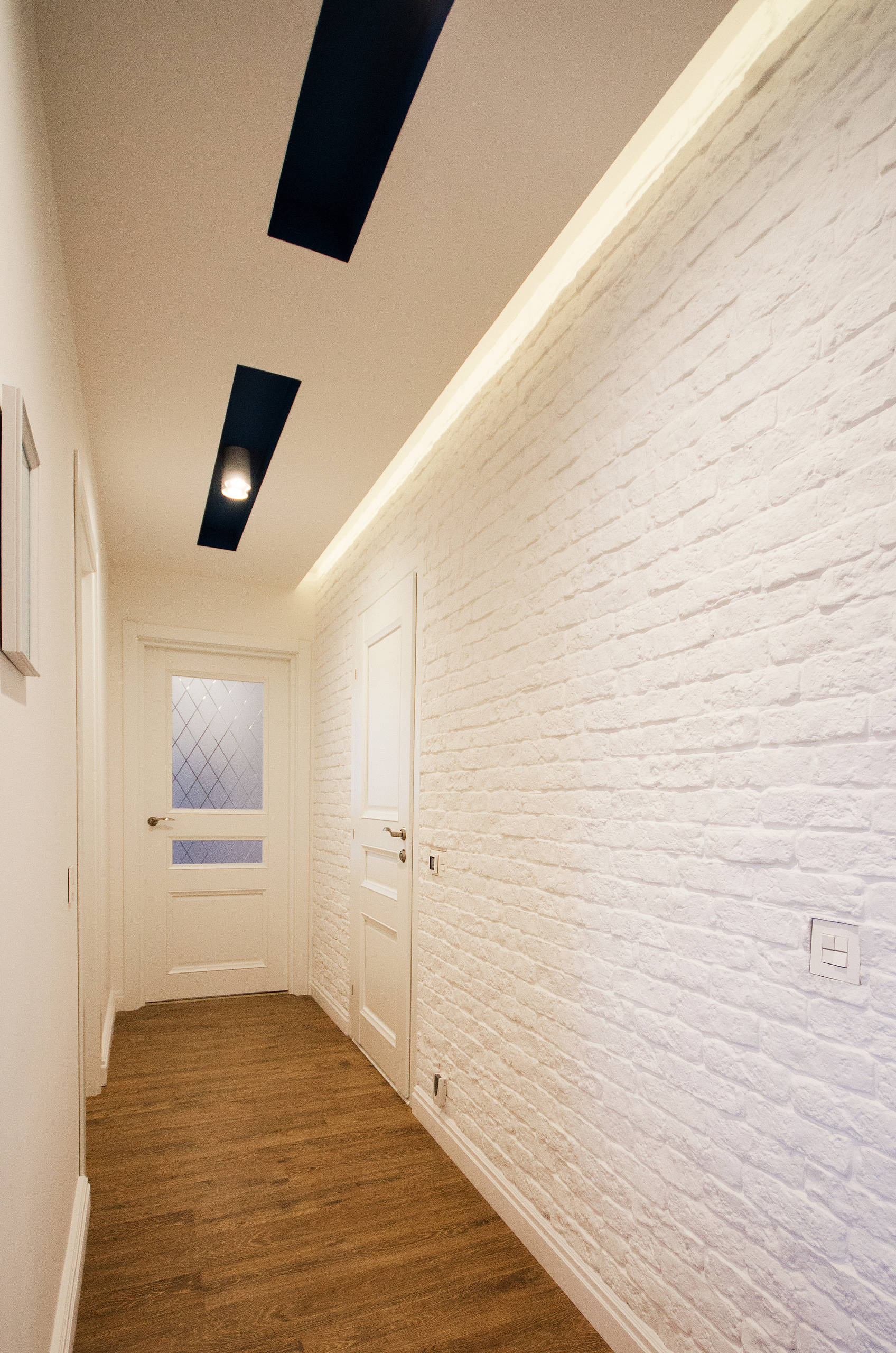 Интерьер коридора с нишей с подсветкой, световыми линиями, подсветкой настенной и подсветкой светодиодной в стиле фьюжн
