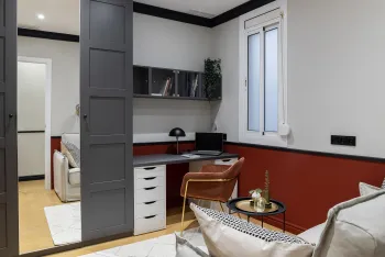 Интерьер спальни с дверными жалюзи  смотреть на Basicdecor