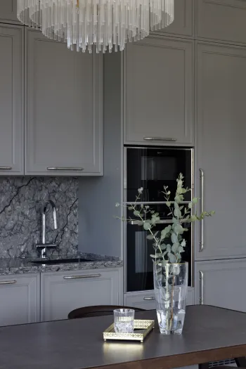 Интерьер кухни с кухней-нишей  смотреть на Basicdecor