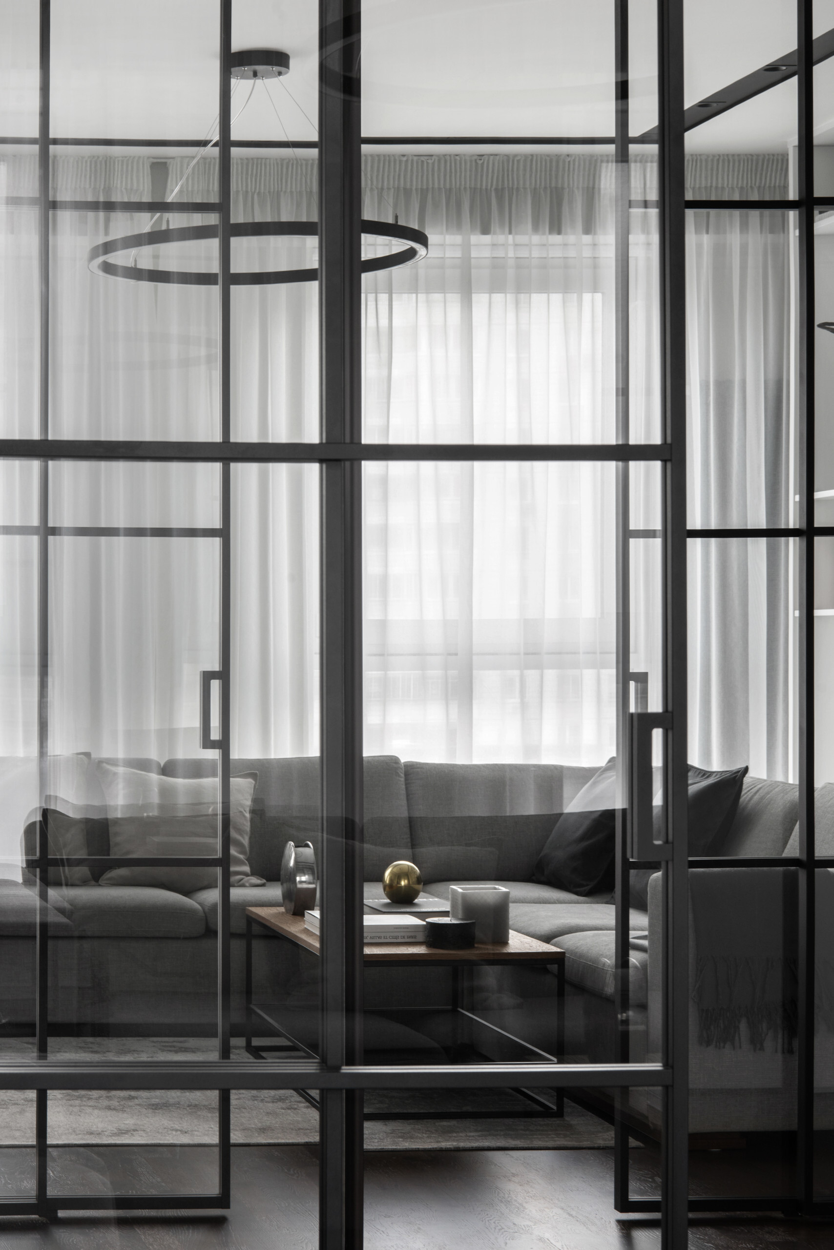 Интерьер гостиной с балконом в современном стиле