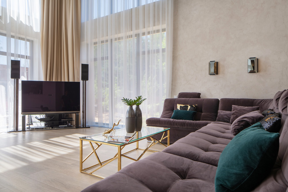 Интерьер гостиной с картинами над камином, стеной с телевизором и керамогранитом на стену с телевизором в современном стиле