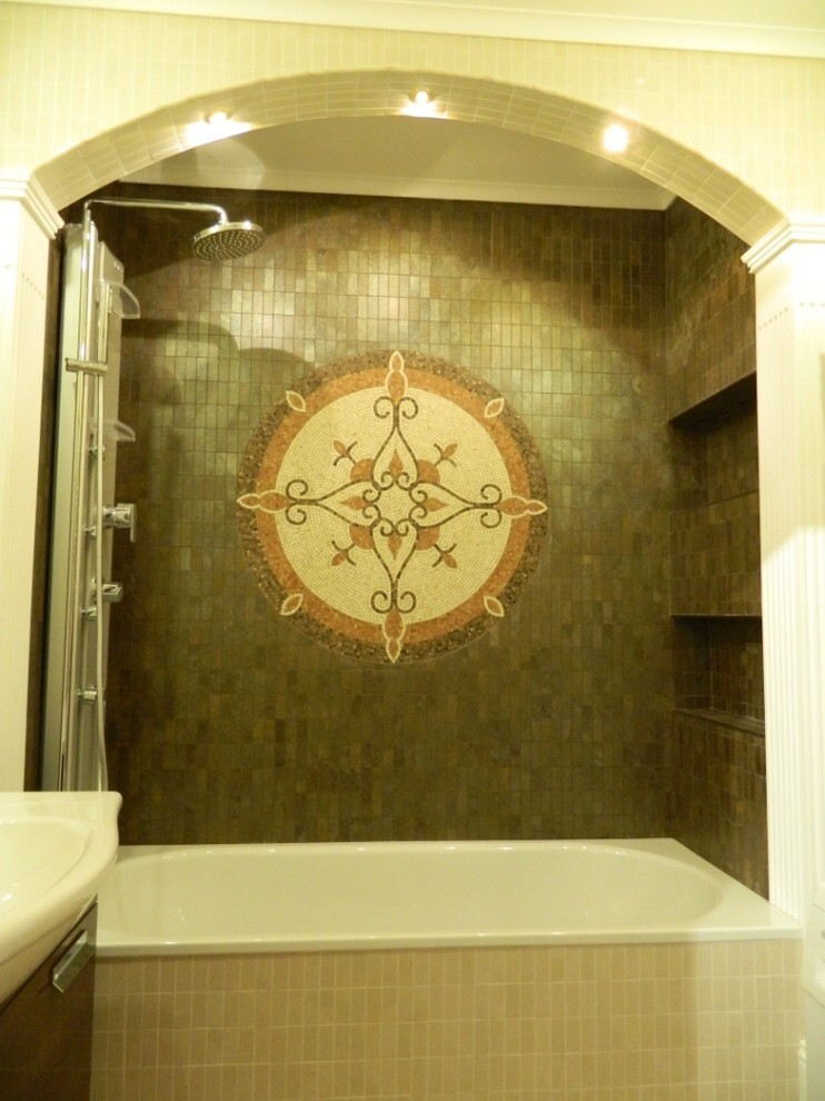 Интерьер ванной с душевой из плитки в стиле кантри