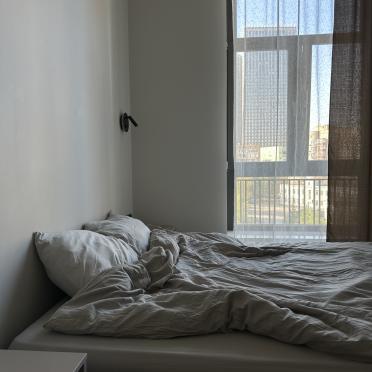 Интерьер спальни cветильниками над кроватью  смотреть на Basicdecor