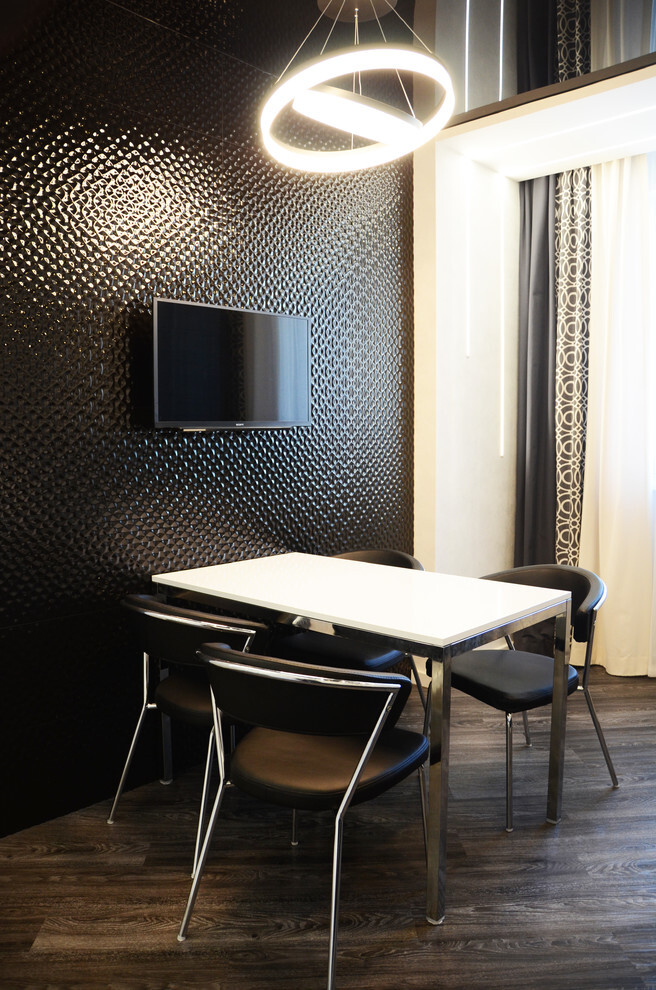 Интерьер столовой с керамогранитом на стену с телевизором в современном стиле