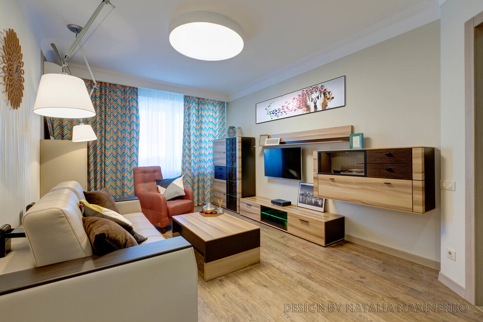 Интерьер гостиной с рейками с подсветкой, подсветкой настенной и подсветкой светодиодной в модернизме