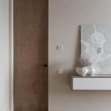 Интерьер с нишей, проходной, две двери и зеркалом на двери  смотреть на Basicdecor