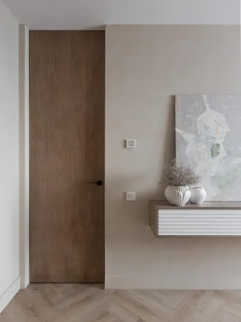 Интерьер с нишей, проходной, две двери и зеркалом на двери  смотреть на Basicdecor