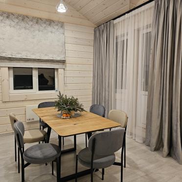 Интерьер кухни с зонированием шторами и жалюзи  смотреть на Basicdecor