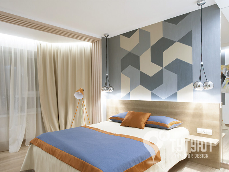 Интерьер спальни с бра над кроватью, подсветкой настенной, подсветкой светодиодной, светильниками над кроватью и с подсветкой в современном стиле