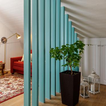 Интерьер балкона с балконом и зонированием рейками  смотреть на Basicdecor