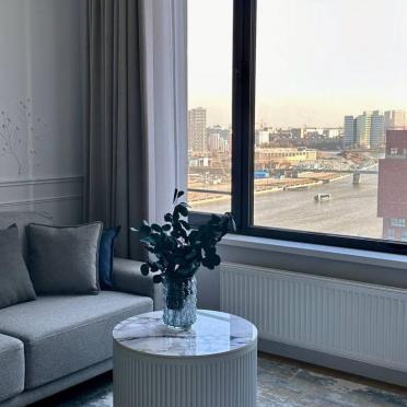Интерьер гостиной с окном  смотреть на Basicdecor