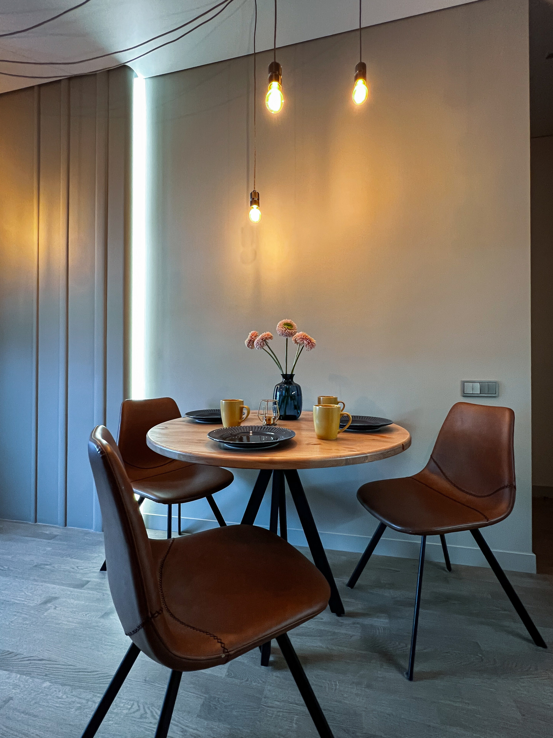 Интерьер кухни cветильниками над столом, подсветкой настенной и подсветкой светодиодной в стиле лофт