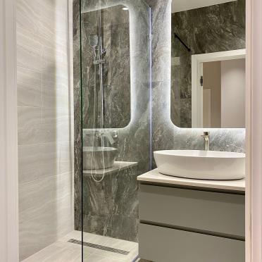 Интерьер ванной с зеркалом на двери  смотреть на Basicdecor