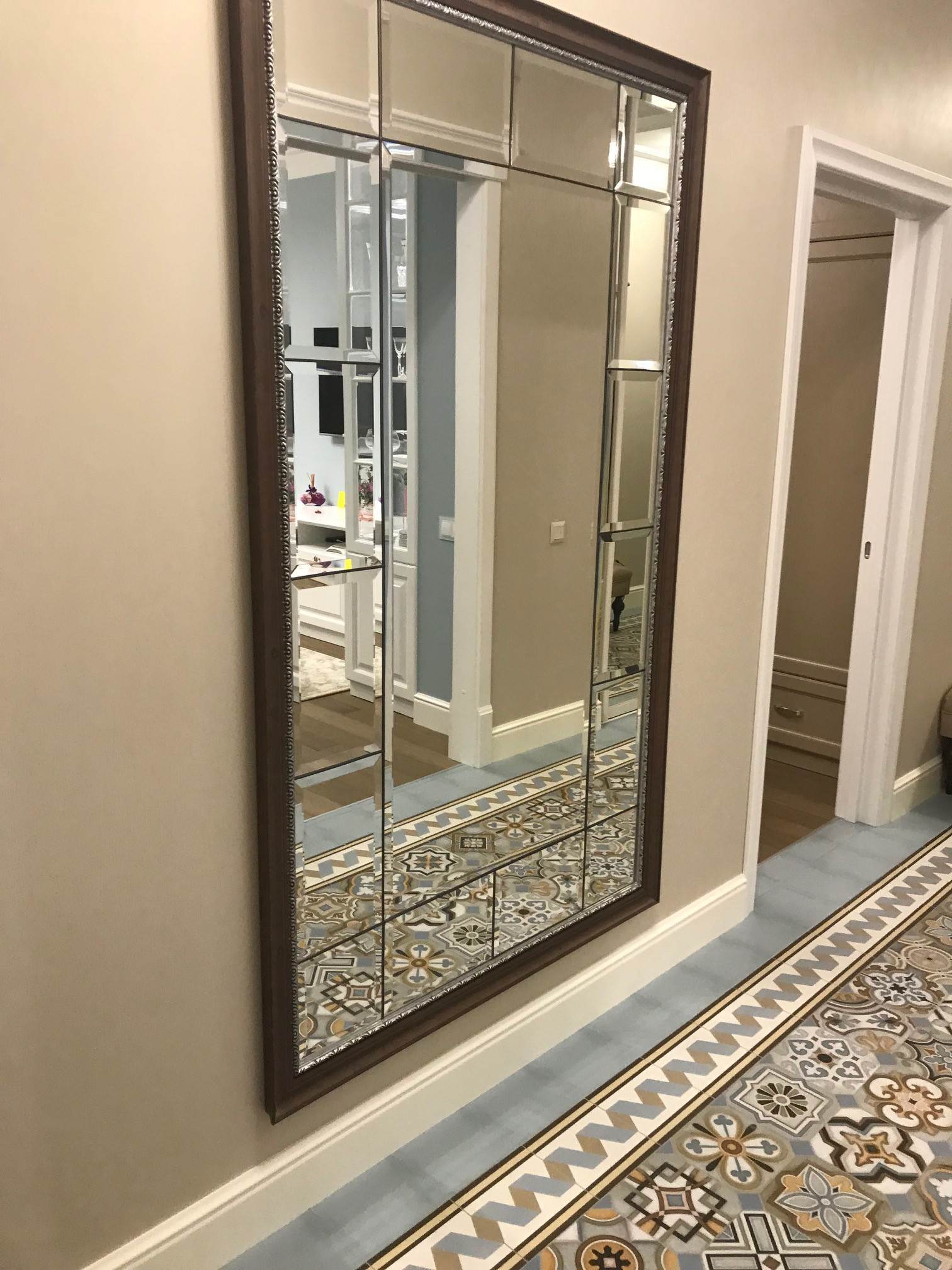 Интерьер коридора с зеркалом на двери в неоклассике