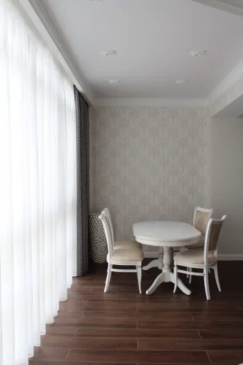 Интерьер столовой с жалюзи в неоклассике смотреть на Basicdecor