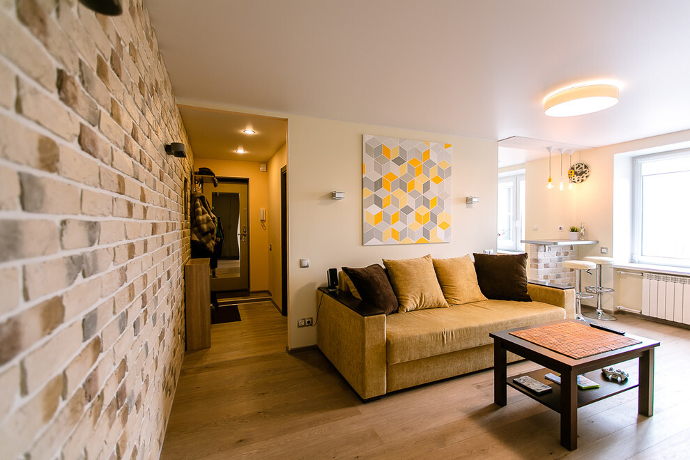 Интерьер гостиной с проходной, подсветкой настенной и подсветкой светодиодной в современном стиле и в стиле лофт