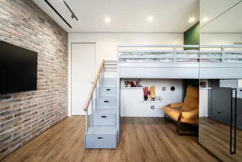 Интерьер c антресолью и под лестницей  смотреть на Basicdecor