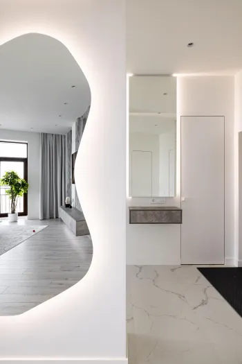 Интерьер с проходной, зеркалом на двери и с подсветкой  смотреть на Basicdecor