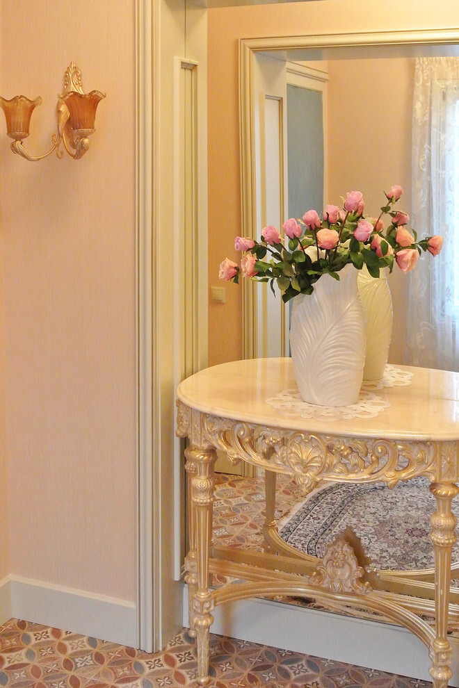 Интерьер с декором стола в классическом стиле