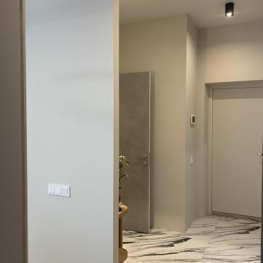 Интерьер коридора с зеркалом на двери  смотреть на Basicdecor