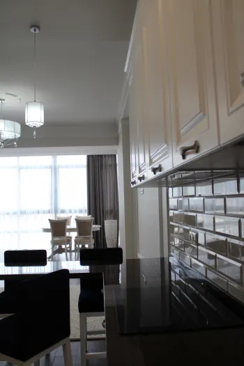 Интерьер c подсветкой в неоклассике смотреть на Basicdecor