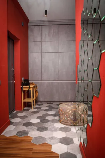 Интерьер прихожей с душевой из плитки  смотреть на Basicdecor