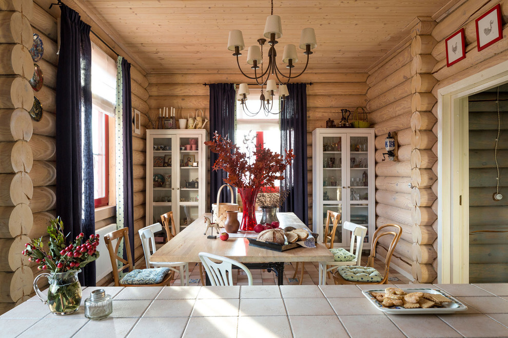 Интерьер столовой с в деревянном доме в стиле кантри и шале