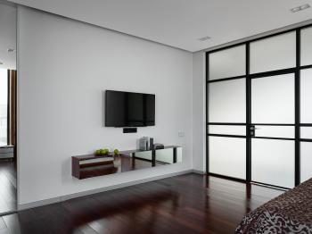 Интерьер гостиной cтеной с телевизором и керамогранитом на стену с телевизором
