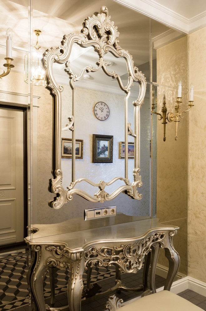 Интерьер с зеркалом на двери и зеркалом над комодом в классическом стиле