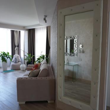 Интерьер гостиной с зеркалом в нише и зеркалом на двери  смотреть на Basicdecor