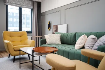 Интерьер гостиной cветильниками над кроватью  смотреть на Basicdecor