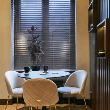 Интерьер кухни с жалюзи и дверными жалюзи  смотреть на Basicdecor