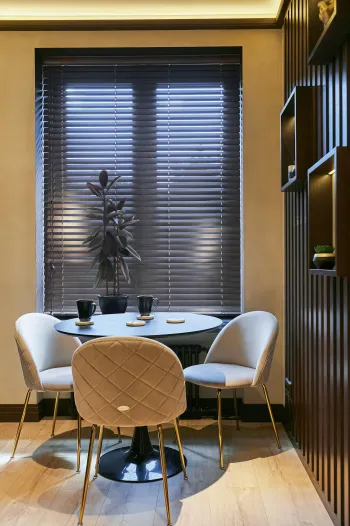 Интерьер кухни с жалюзи и дверными жалюзи  смотреть на Basicdecor