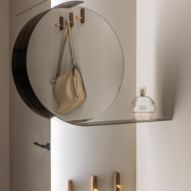 Интерьер прихожей с проходной и зеркалом на двери  смотреть на Basicdecor