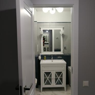 Интерьер ванной с зеркалом на двери в неоклассике смотреть на Basicdecor