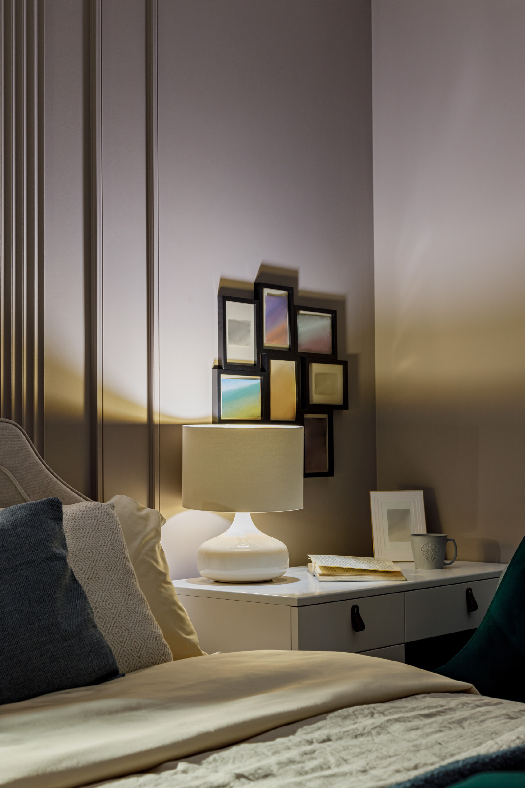 Интерьер спальни с подсветкой настенной и подсветкой светодиодной в классическом стиле