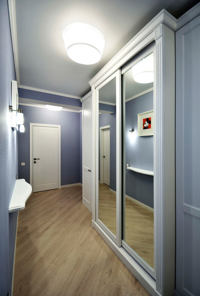 Интерьер коридора с зеркалом на двери в скандинавском стиле